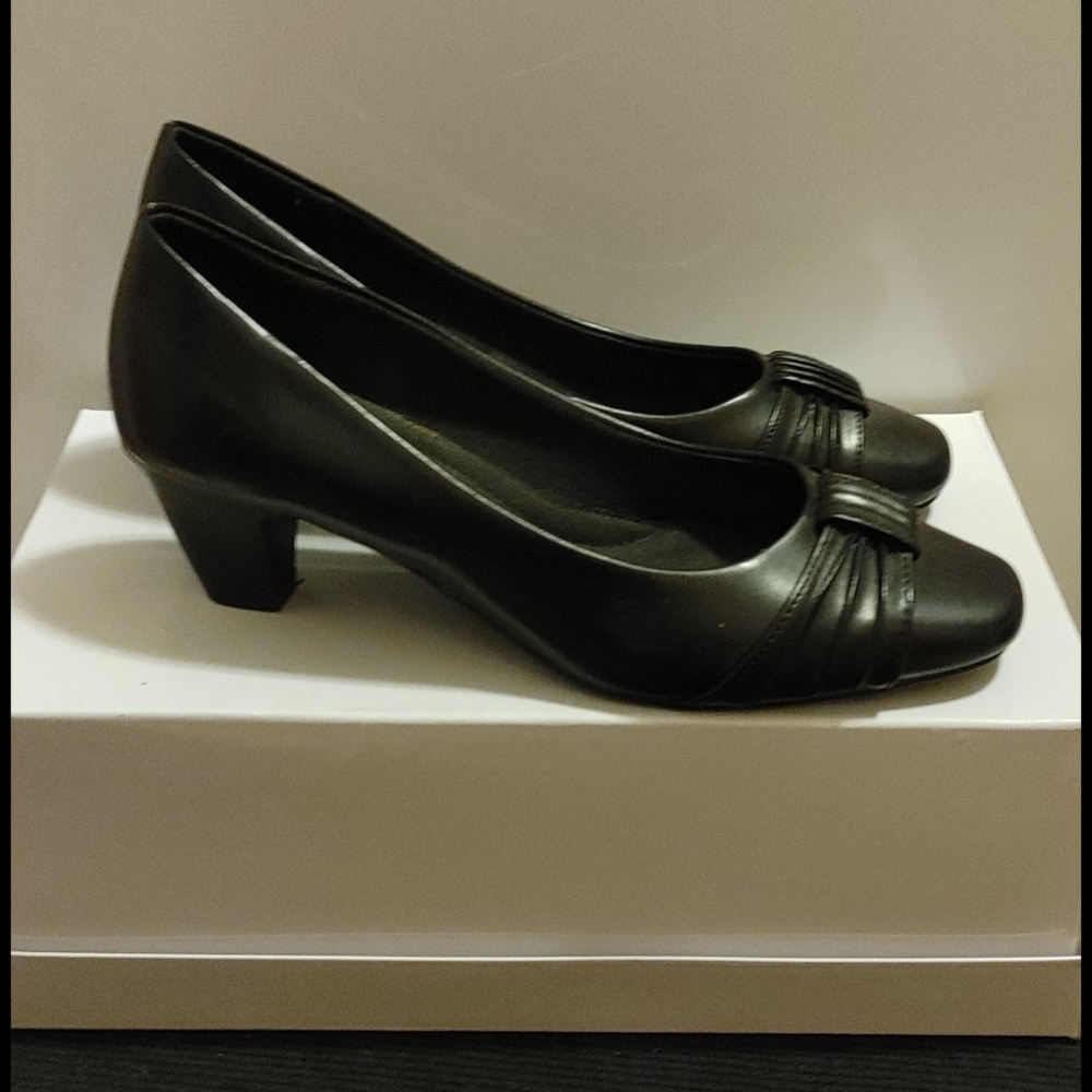 Black kitten heels